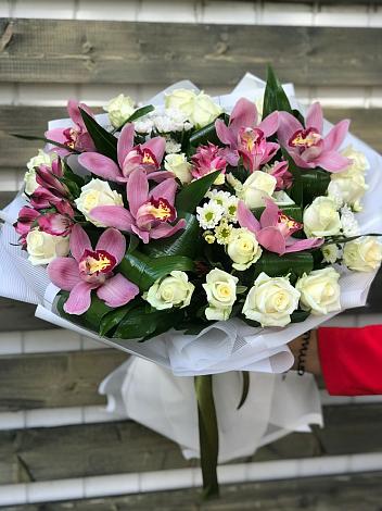 Букет цветов из: Розы и Хризантемы в Ленинских Горках