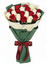 Букет Микс из красных и белых роз в Ленинских Горках