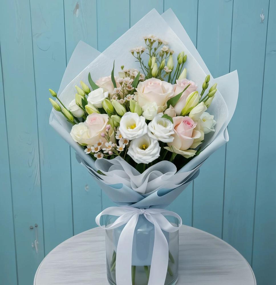 Букет цветов из: Розы и Лизиантусы в Ленинских Горках