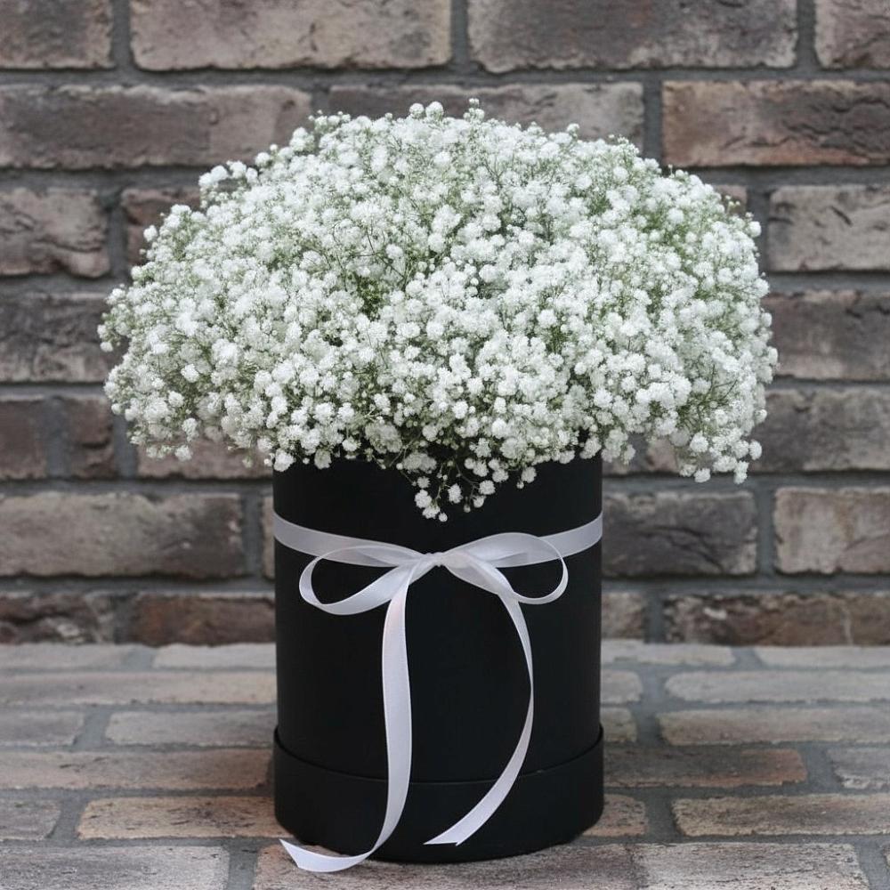 Цветочная композиция из Гипсофила в шляпной коробке в Ленинских Горках