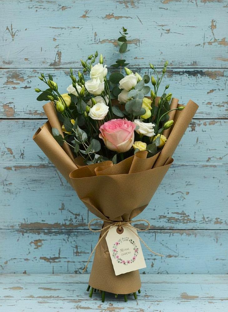 Букет цветов из: Розы и Лизиантусы в Ленинских Горках