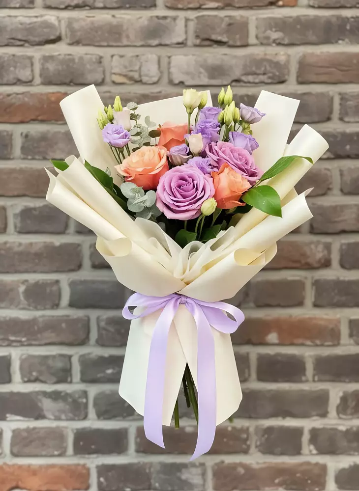 Букет цветов из: Лизиантусы и Розы в Ленинских Горках