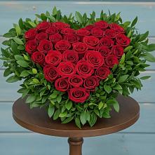 Цветочная композиция из Розы в виде сердца в Ленинских Горках