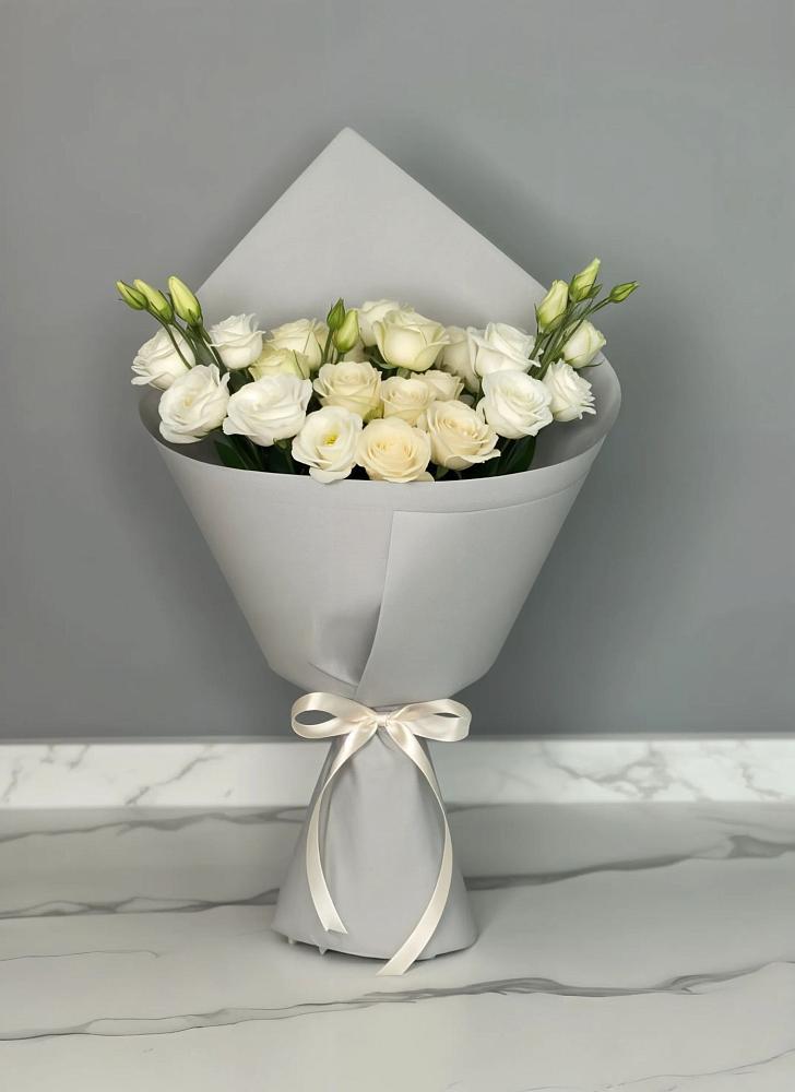 Букет цветов из: Розы и Лизиантусы в Ленинских Горках