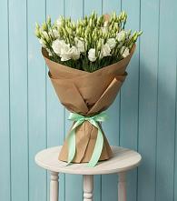 Букет цветов из:  Лизиантусы в Ленинских Горках