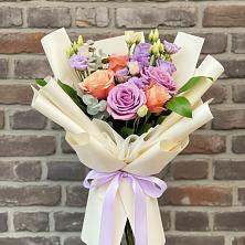 Букет цветов из:  Лизиантусы и Розы в Ленинских Горках