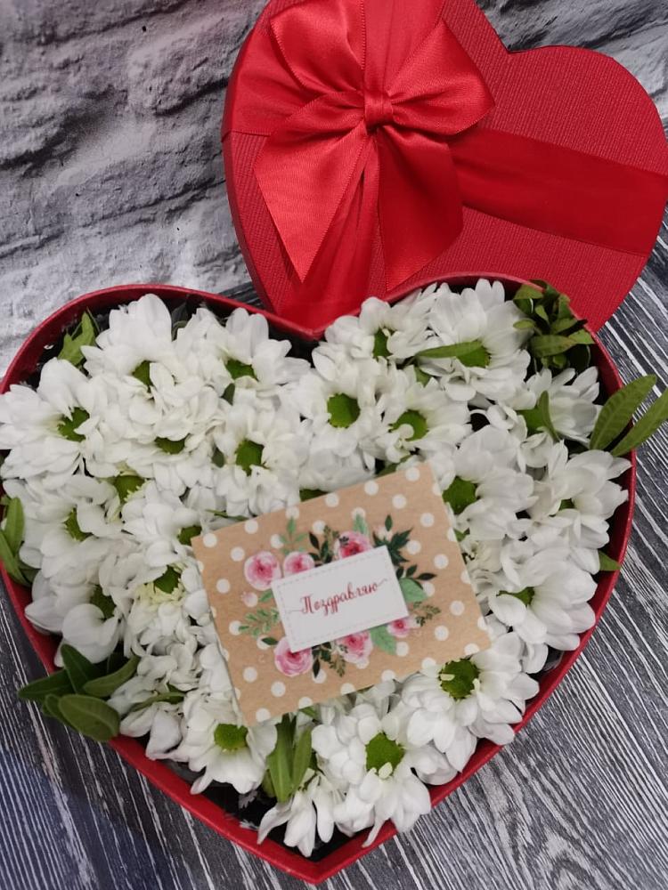 Цветочная композиция из Хризантемы в виде сердца в Ленинских Горках