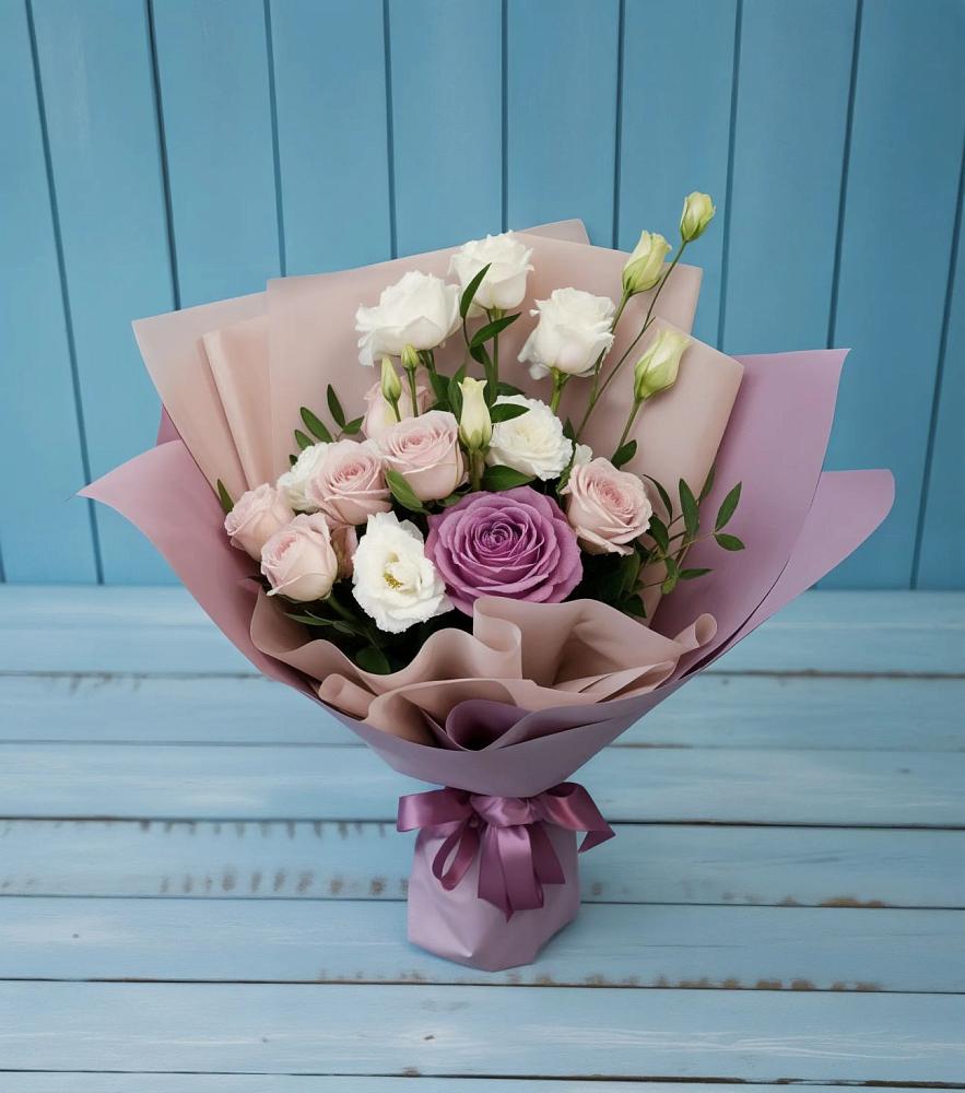 Букет цветов из: Розы и Лизиантусы в Ленинских Горках